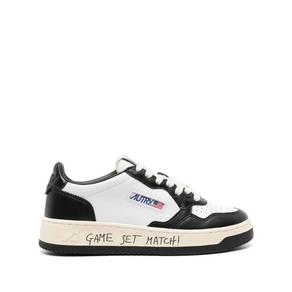 Schwarze Sneakers mit Logo Patch
