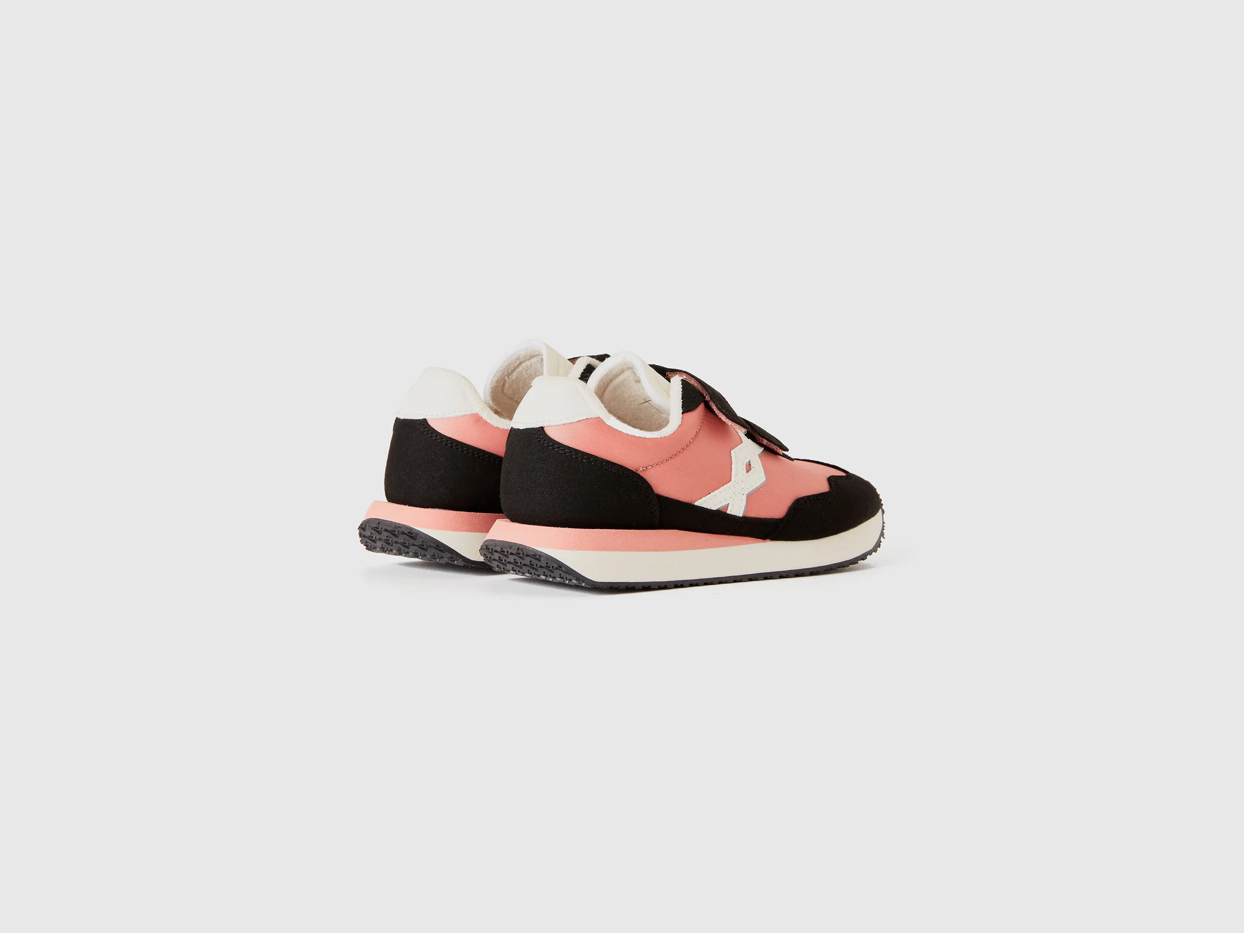 Sneakers in Nylon und Velourstoff